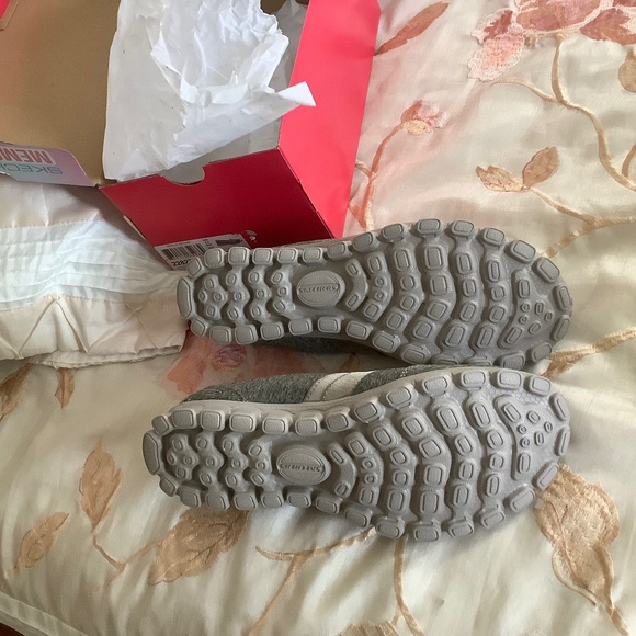 Size 6.5 Skechers Slip On Taupe BNIB - Picture 3 of 5